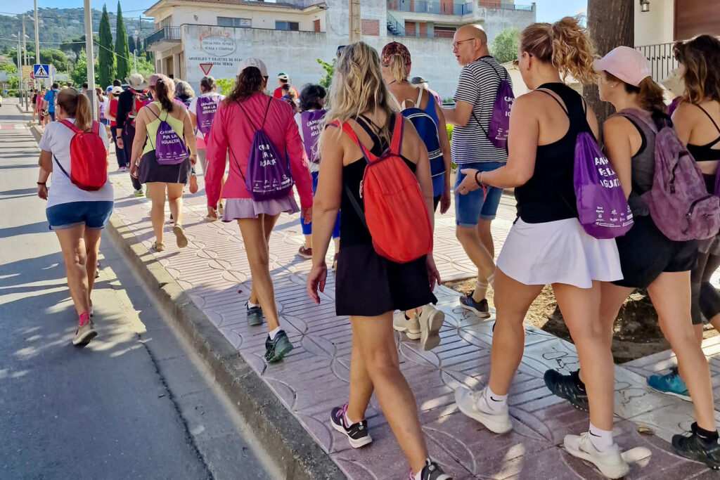 200 participants a la Caminada per la igualtat