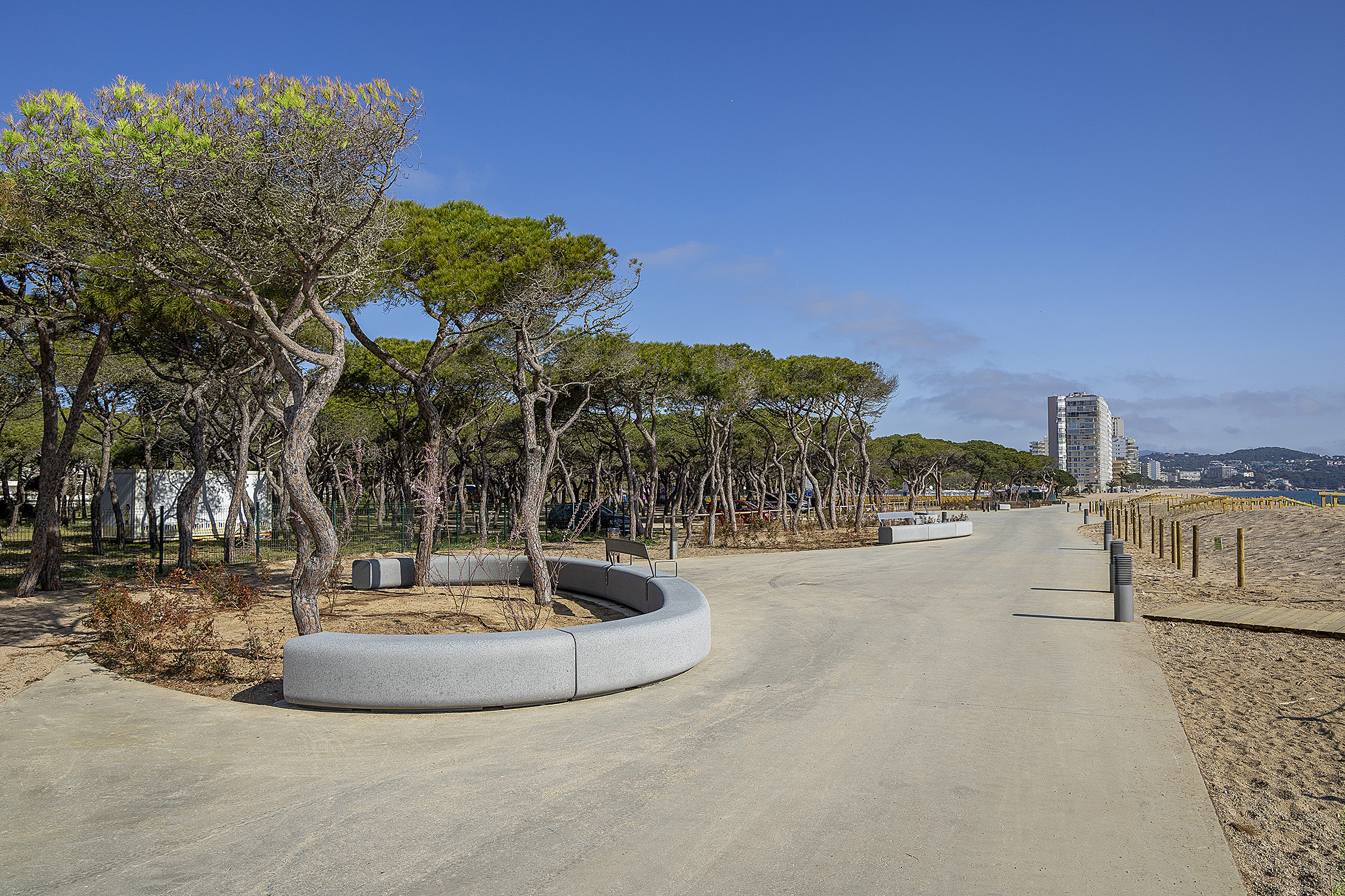 Passeig marítim tram sud reformat, vista camí saulò cap al nord amb zona de bancs