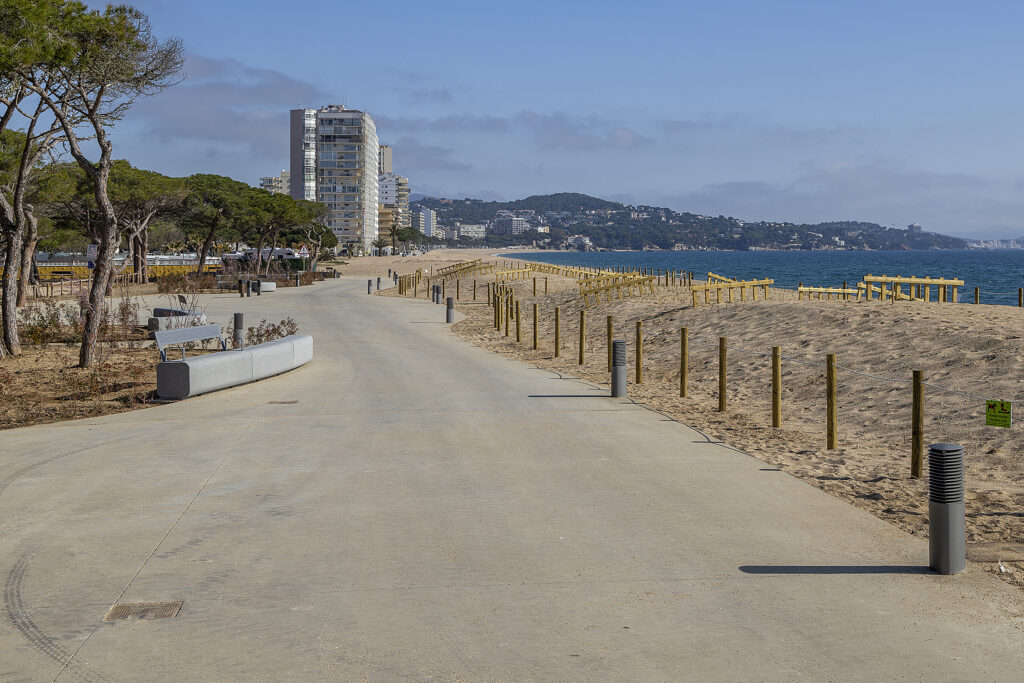 2X0A1889 Passeig marítim tram sud vista amb part de les dunes protegides per la vegetació