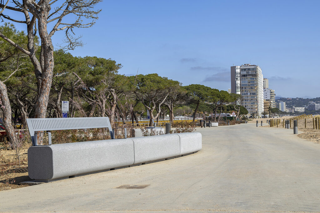 2X0A1900 Tram sud passeig marítim - bancs amb edifici al fons