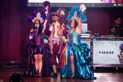 El Rei i les Reines prenen el poder!