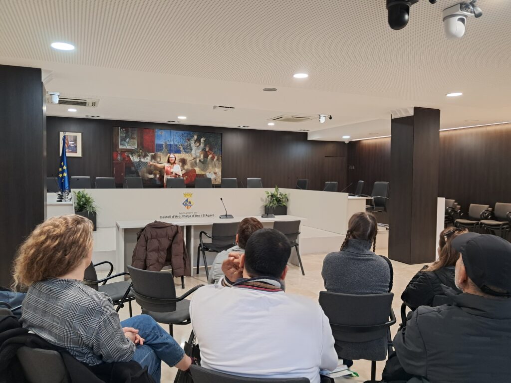 Fotografia d'acollida de la regidora d'educació, Maria Blanco, a l'alumnat de cursos de català a la seva visita a l'Ajuntament.