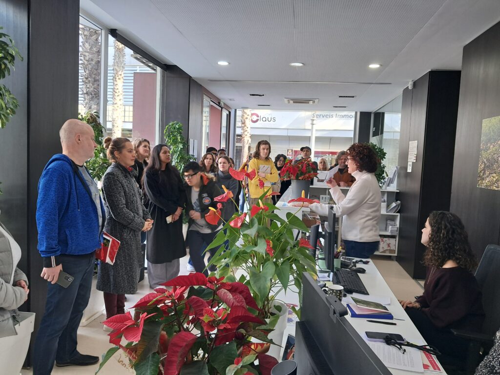 Visita de l'alumnat dels cursos de català a l'oficina de Turisme de l'Ajuntament. 